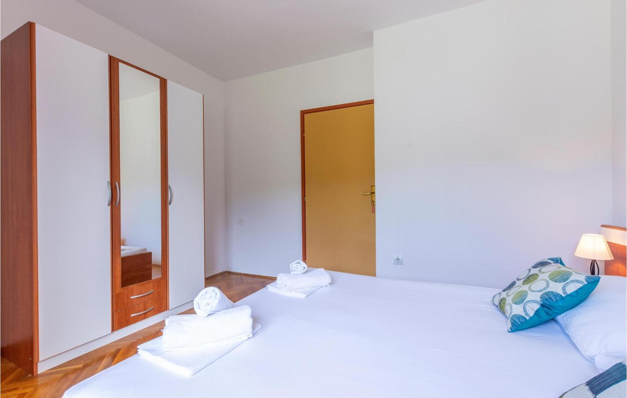 Awesome Apartment In Svinisce With Kitchenette Exterior foto